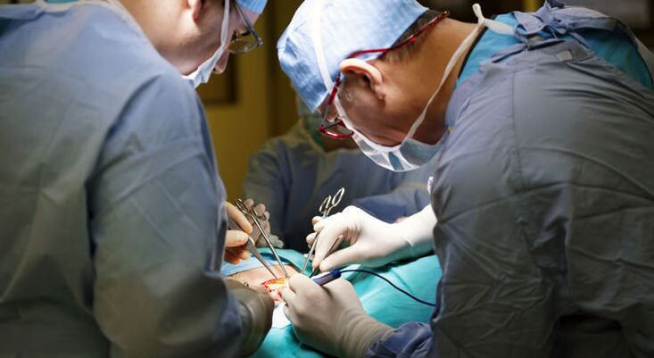 La chirurgie est pratiquée aux stades avancés de la prostatite chronique chez l’homme